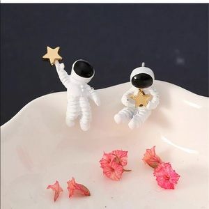 🌠Asymmetrical Astronaut Star Small Kawaii Earring